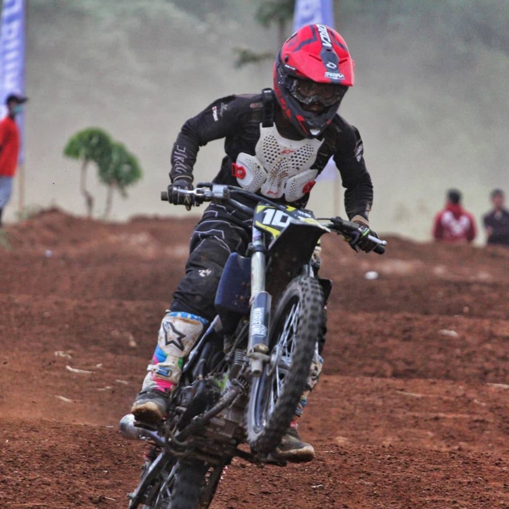 vmx_id's tweet photo. Mengintip peluang juara @Rizky_HK105 di Kejurnas Grasstrack Reg-2 2019 kelas BBK Modif 110cc Senior
Rizky HK masih memimpin dengan (93 poin) Info selengkapnya ๐https://t.co/x8YqC7PLpe
#AlpinestarsProtects #a1roostguard #TECH10 #grasstrack #grasstrack_id #RideWithUs #VMX #VMXid https://t.co/391brffmcs