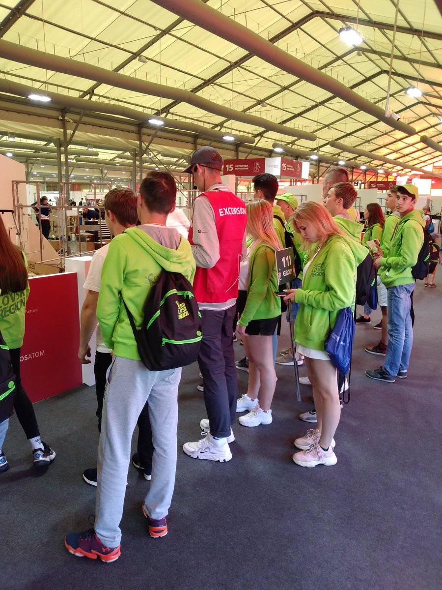 WorldSkillsFR's tweet photo. #JOUR2 Visiteurs et jeunes, à la recherche d'une voie de formation professionnelle, déjà sur place pour suivre les compétiteurs et tester les métiers #tryaskill #competences #WorldSkillsKazan2019 https://t.co/2sTu93mj6k