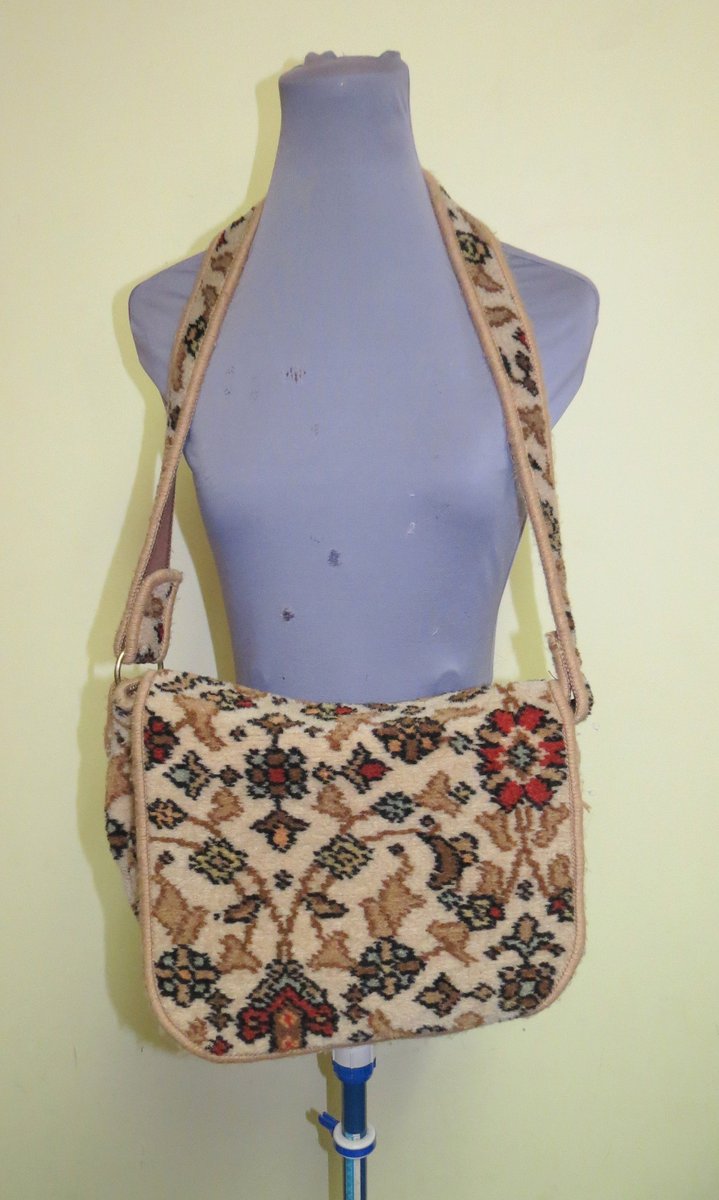 McClainDebby's tweet photo. Excited to share the latest addition to my #etsy shop: Vintage Carpet Bag Made in Suffolk England, Tapestry Bag Mary Poppins Style, Carpet Bag Handbag, Cotton Tapestry Purse, Bohemian https://t.co/YQVTPdfpjj #bagsandpurses #beige #red #purse #bag #boho #vintage #handba https://t.co/KZuLA1PQ7n