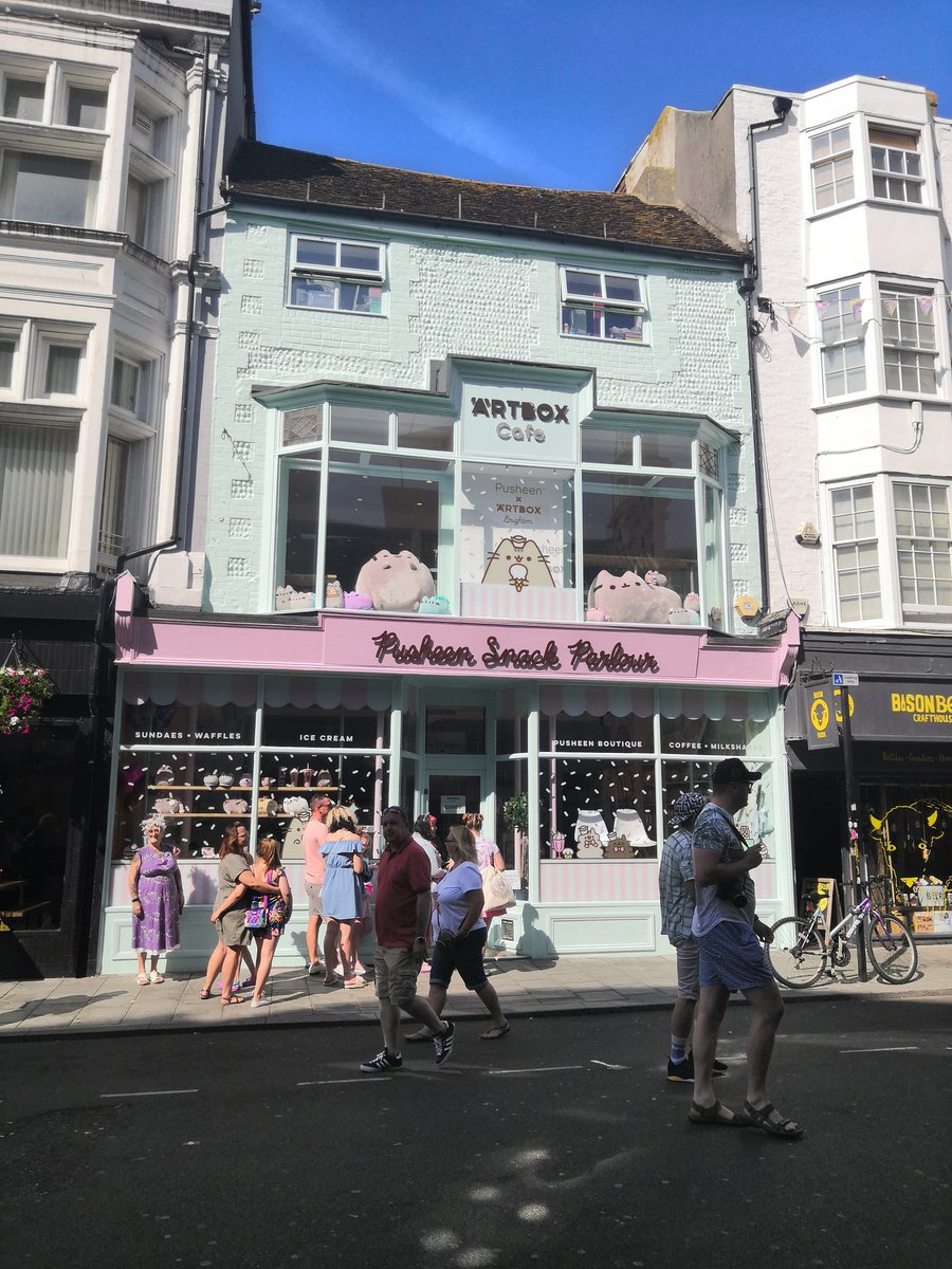 bumblebea_tea's tweet image. At the Pusheen #artboxcafe in Brighton today! 💕