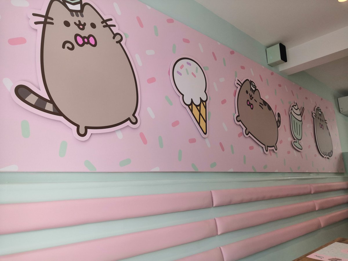 bumblebea_tea's tweet image. At the Pusheen #artboxcafe in Brighton today! 💕