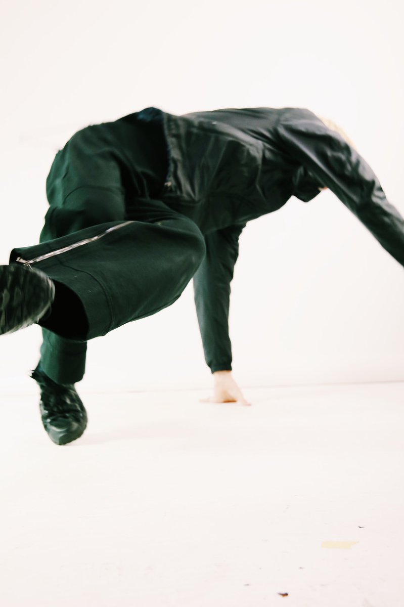 sullentokyo's tweet photo. ONLINE UPDATED

outer: PRADA SPORT REVERSIBLE NYLON JACKET
inner:GRADATION SHIRT
pants:PRADA SPORT SIDE ZIPPED PANTS

#sullentokyo https://t.co/N8sDzoLOjz