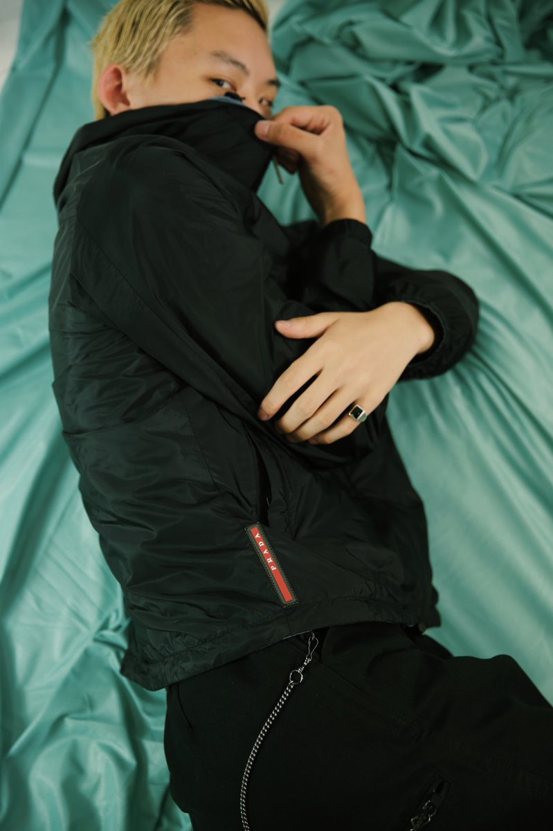 sullentokyo's tweet photo. ONLINE UPDATED

outer: PRADA SPORT REVERSIBLE NYLON JACKET
inner:GRADATION SHIRT
pants:PRADA SPORT SIDE ZIPPED PANTS

#sullentokyo https://t.co/N8sDzoLOjz