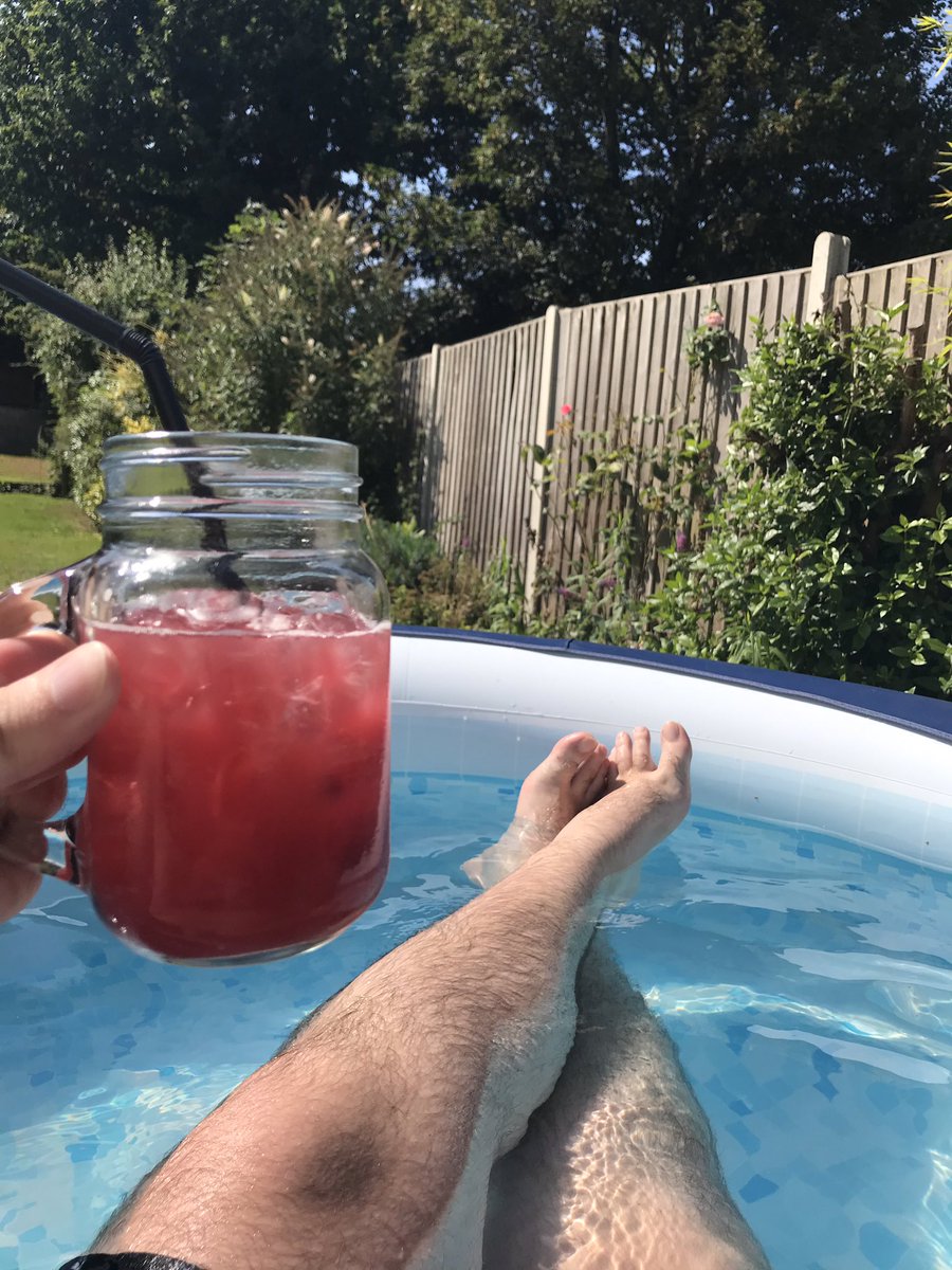 DE_Podcast's tweet photo. Oi boi, when it’s too hot to play video games so you have to drink in your jacuzzi until the son goes down #problems #Videogame #digitalescape https://t.co/R769lr5yEM