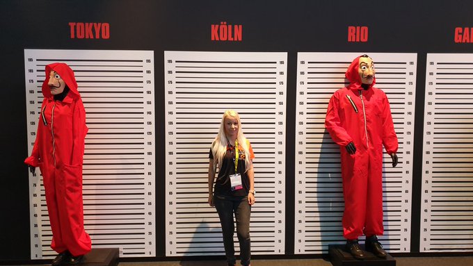 🎥 #Netflix ist auch am Start :) #HausDesGeldes #Serie #Gamescom2019 #Gamescom #Twitch #streamer #streamerin<a href="/tag/netflix"class="tags">#Netflix</a><a href="/tag/hausdesgeldes"class="tags">#HausDesGeldes</a><a href="/tag/game"class="tags"><span>#game</span></a><a href="/tag/stream"class="tags"><span>#stream</span></a><a href="/tag/livestream"class="tags"><span>#livestream</span></a><a href="/tag/serie"class="tags"><span>#serie</span></a><a href="/tag/k%C3%B6ln"class="tags"><span>#k&ouml;ln</span></a><a href="/tag/twitch"class="tags"><span>#twitch</span></a>