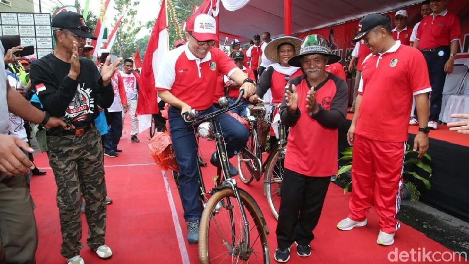 Ribuan Warga Banyuwangi Meriahkan Gerak Jalan Tradisional detik.id/6TCCaw
