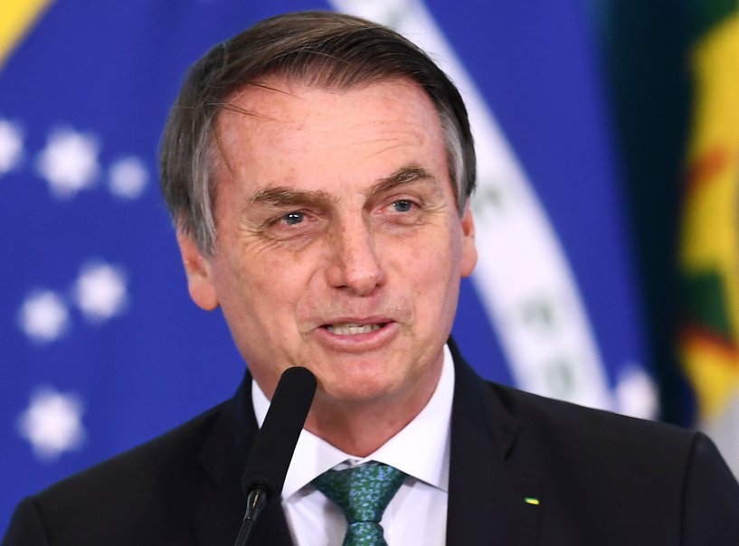 eluniversocom's tweet photo. Presidente brasileño Jair Bolsonaro autoriza envío del ejército para combatir incendios en Amazonía.  ► https://t.co/0XaZM5c659 https://t.co/HOL96aLrTY