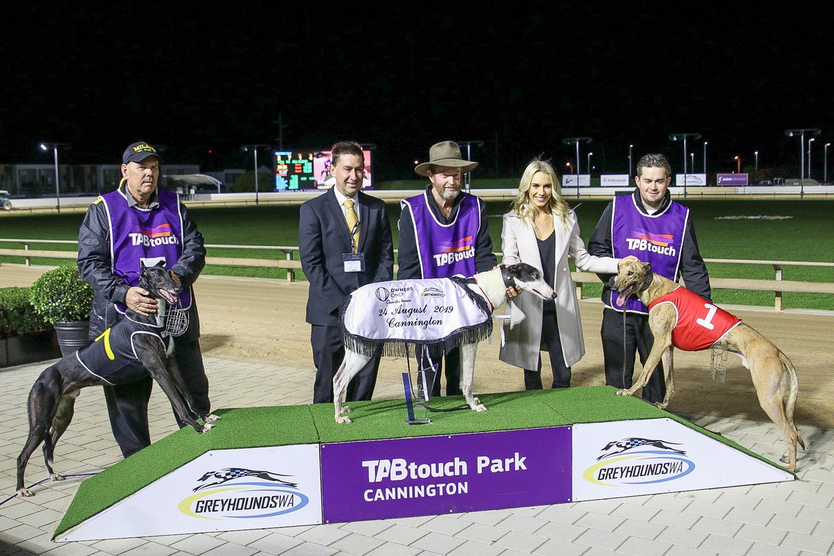 RacingWAGreys's tweet photo. We had #OwnersOnly ambassador @BrittTaylor12 on course to hand over the trophy for R2 at @TAB_touch Park Cannington...
📸: @_HamiltonCC #WAGreyhounds https://t.co/aJoJJObAC5