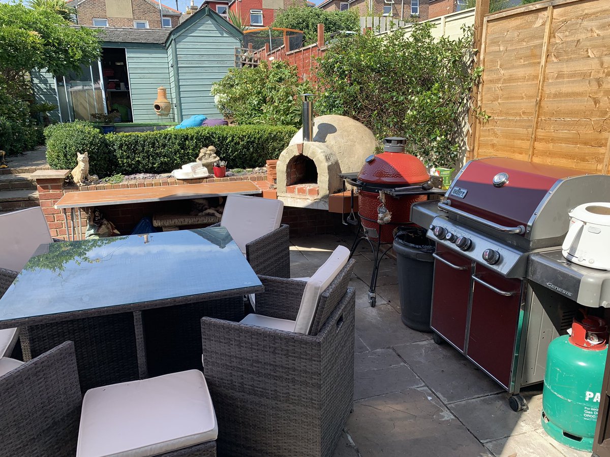 GadgetManic's tweet photo. This weather makes the outdoor kitchen irresistible #bbq #webber #komadojoe https://t.co/MUd2bvT60I