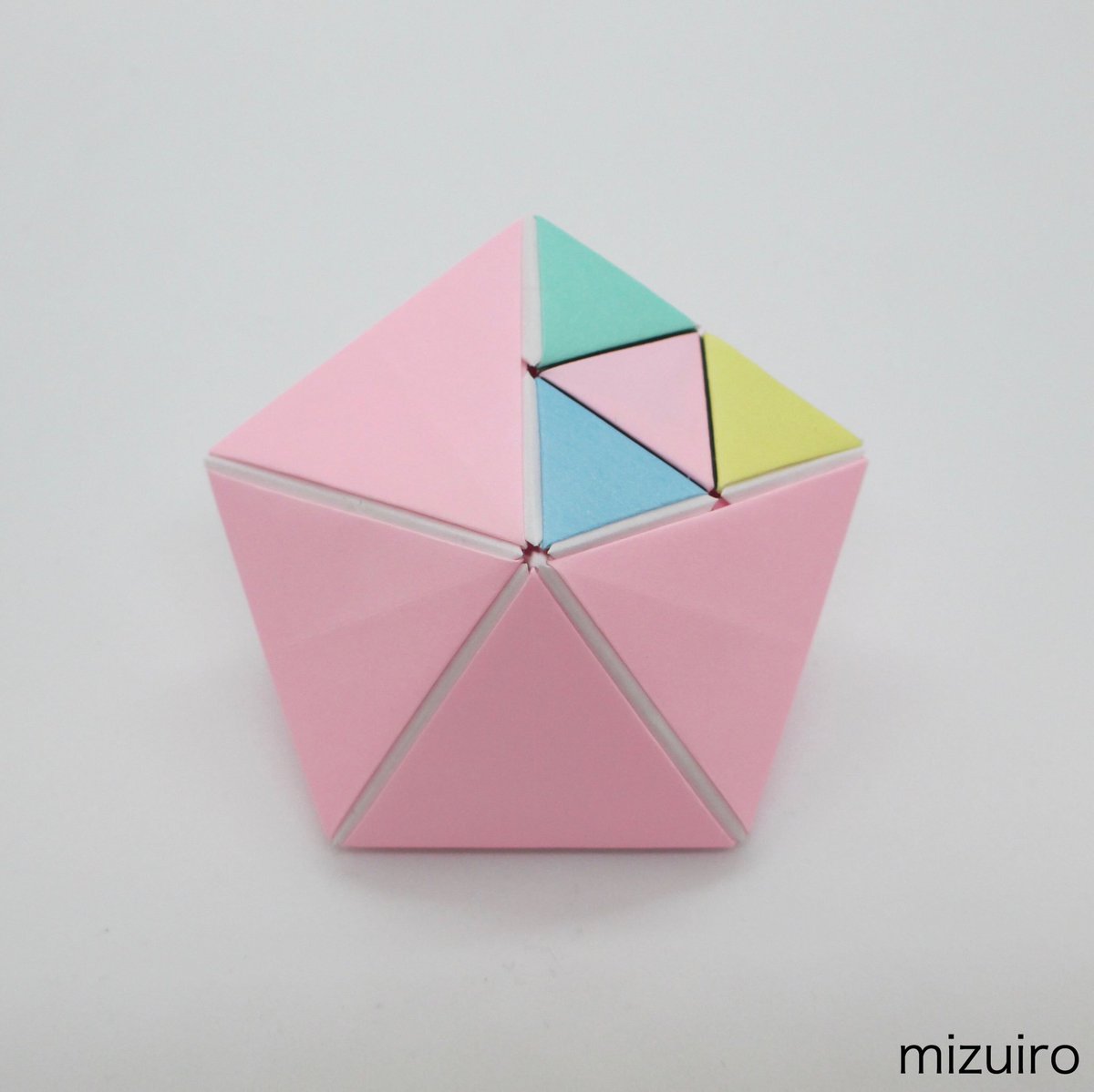 Mizuiro 双五角錐は五角錐が2つ貼り付いた可愛い形です いつもの正二十面体と同じサイズの三角形で作っています 後ろ側は背中ということで無地に パステルカラーが可愛いですね っていうか結弦さん可愛いぃぁあぁ O 羽生結弦折り紙 羽生
