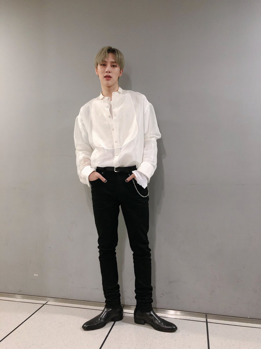 VIINIHBofficial's tweet photo. [📸] 차원이 다른 우리 팬들의 응원 소리에 힘 입어 첫 방 무사히 완료💕

#VIINI #비니 #권현빈 #KwonHyunBin #DIMENSION #디멘션 #도깨비방망이 #GENIE #YGX #YG https://t.co/OPGAzLFzmB