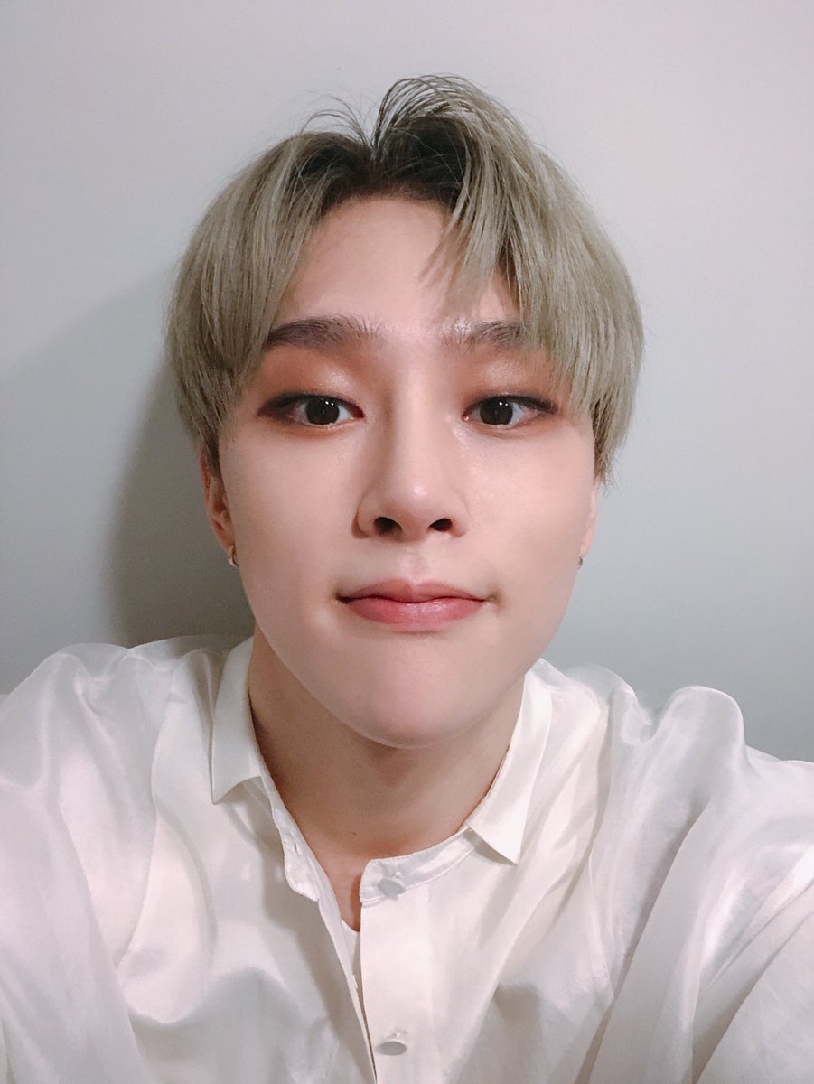 VIINIHBofficial's tweet photo. [📸] 차원이 다른 우리 팬들의 응원 소리에 힘 입어 첫 방 무사히 완료💕

#VIINI #비니 #권현빈 #KwonHyunBin #DIMENSION #디멘션 #도깨비방망이 #GENIE #YGX #YG https://t.co/OPGAzLFzmB