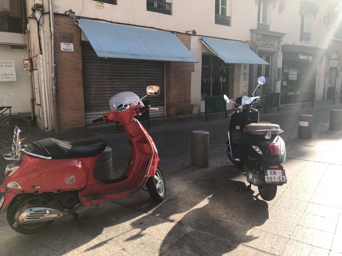 Toulouse. Voici les housses en tissu placées par certains commerçants sur les barrières, afin d’empêcher le stationnement des vélos. 
Rue presque piétonne, trottoir très étroit, scooters garés impunément sur la place piétonne.
Vraie solution : stationnement vélo en masse.