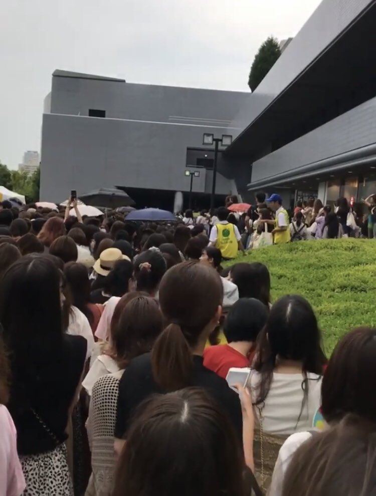 _hsst_117's tweet photo. なにわの整理券の列ヤバすぎ。

整理券貰えるんかな！？ https://t.co/Q2P6xnQ8Hp