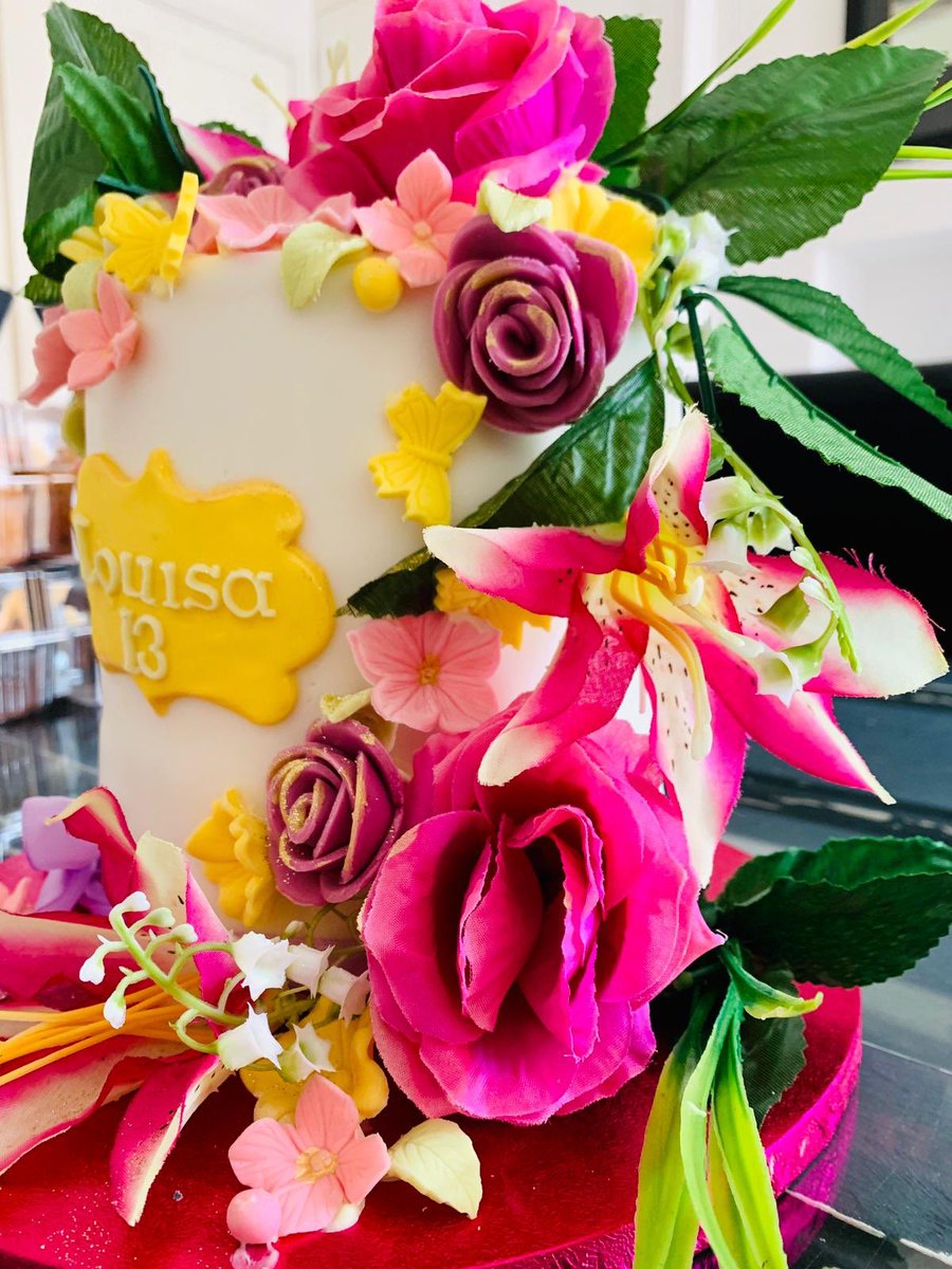 Cake season is in full swing again #coventrycakes #earlsdoncakemaker #feelsgoidtobeback #thankscovhour