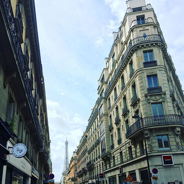 saolin7's tweet photo. Balade à Paris #latoureiffel #toureiffel #paris #baladeaparis 
パリ散歩♪ #街角でさりげなく見えるエッフェル塔が1番好き #パリ旅行 #エッフェル塔 #パリ #フランス旅行 #フランス🇫🇷 https://t.co/5OIuiJ79qj https://t.co/SsI4l3MeCa
