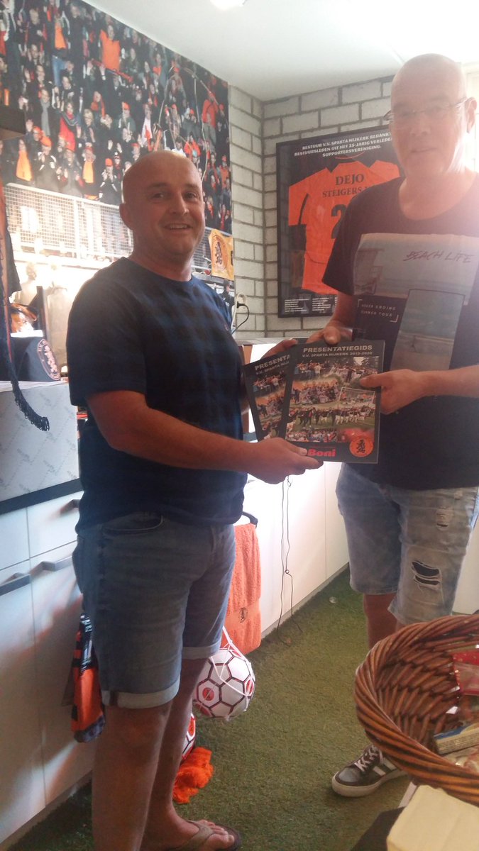 svSpartaNijkerk's tweet photo. Eerste gids 2019 - 2020 @spartanijkerk om klokslag 10.00 uur overhandigd aan @BosBosjunio  door  Henk Nijman van de supportersvereniging @svSpartaNijkerk https://t.co/K7Zn2PSyH6