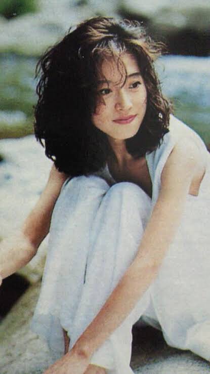 人間のマカロン No Twitter かつての中森明菜を彷彿とさせるとニュースで言われてた今田美桜の巻き髪 この黒目の大きさ 同じ人間と思えない 3枚目のオールバックのポニーテール 長め眉毛でクールな雰囲気も似合うし ほんとこの子に本当に似合うものってなんなんだろ