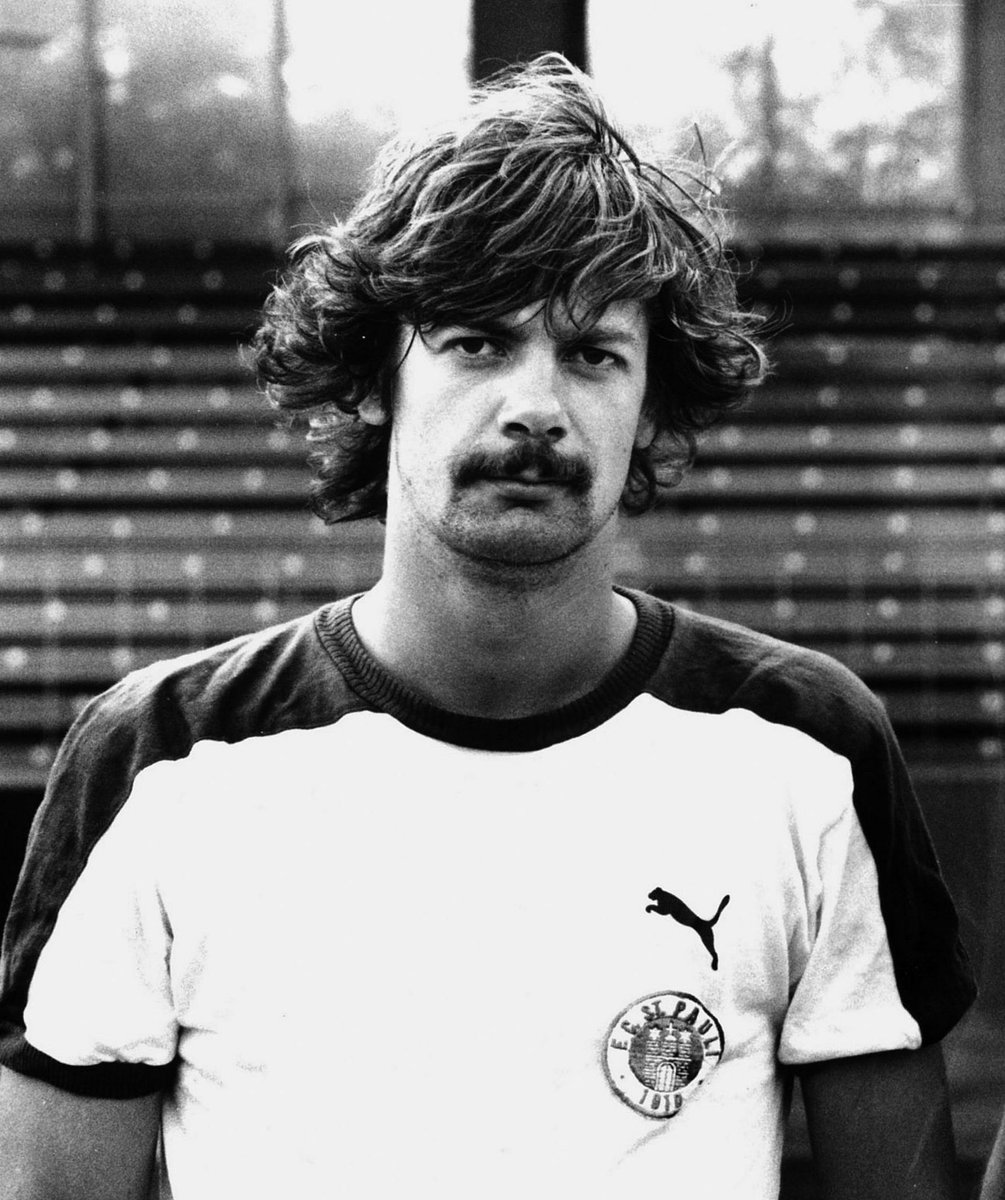 Der FC St. Pauli trauert um Uwe Mackensen, Mitglied der #fcsp-Aufstiegsmannschaft 1984. Unser aufrichtiges Beileid gilt seiner Familie und seinen Freunden. You’ll never walk alone, Uwe!