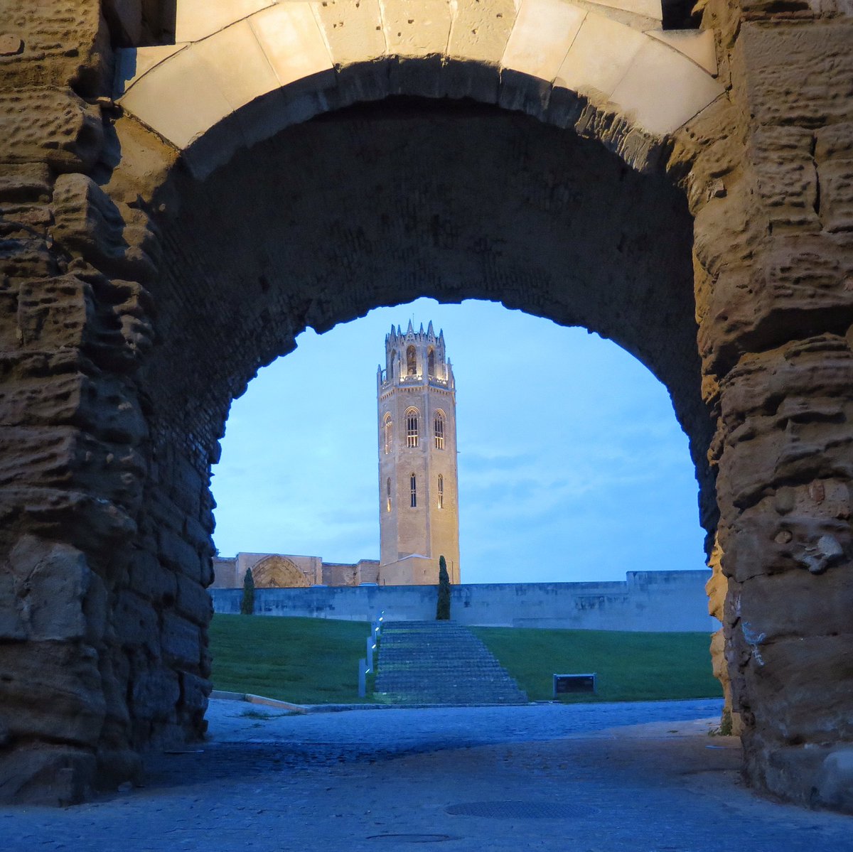 isa_bel_ramirez's tweet photo. Avui us deixo aquesta imatge de la Seu vella per desitjar-vos un molt bon dia des de #Lleida #feliçdissabte https://t.co/TLJwDmaSLG