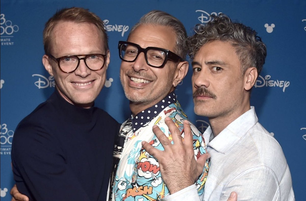 MCU_Direct's tweet photo. The Vision (@Paul_Bettany), the Grandmaster (Jeff Goldblum), and Korg (@TaikaWaititi) close together at the @DisneyD23 Expo: https://t.co/xyQMfZ1M5g