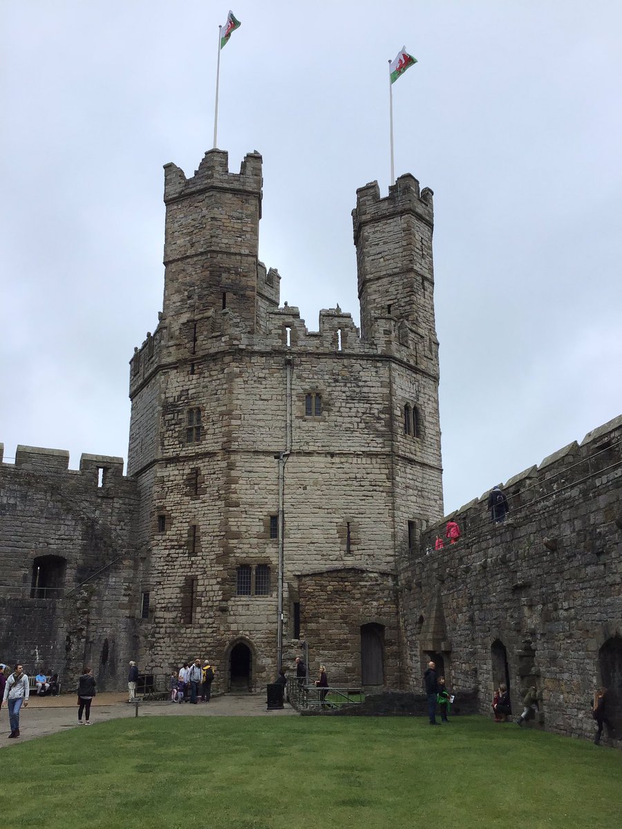 royalsuccession's tweet photo. Caernarfon castle was built by Edward I and was the birthplace of Edward II. Edward II was murdered in Berkeley castle in Gloucestershire 43 years later #edwardi #edwardii https://t.co/vtKRndtTuO