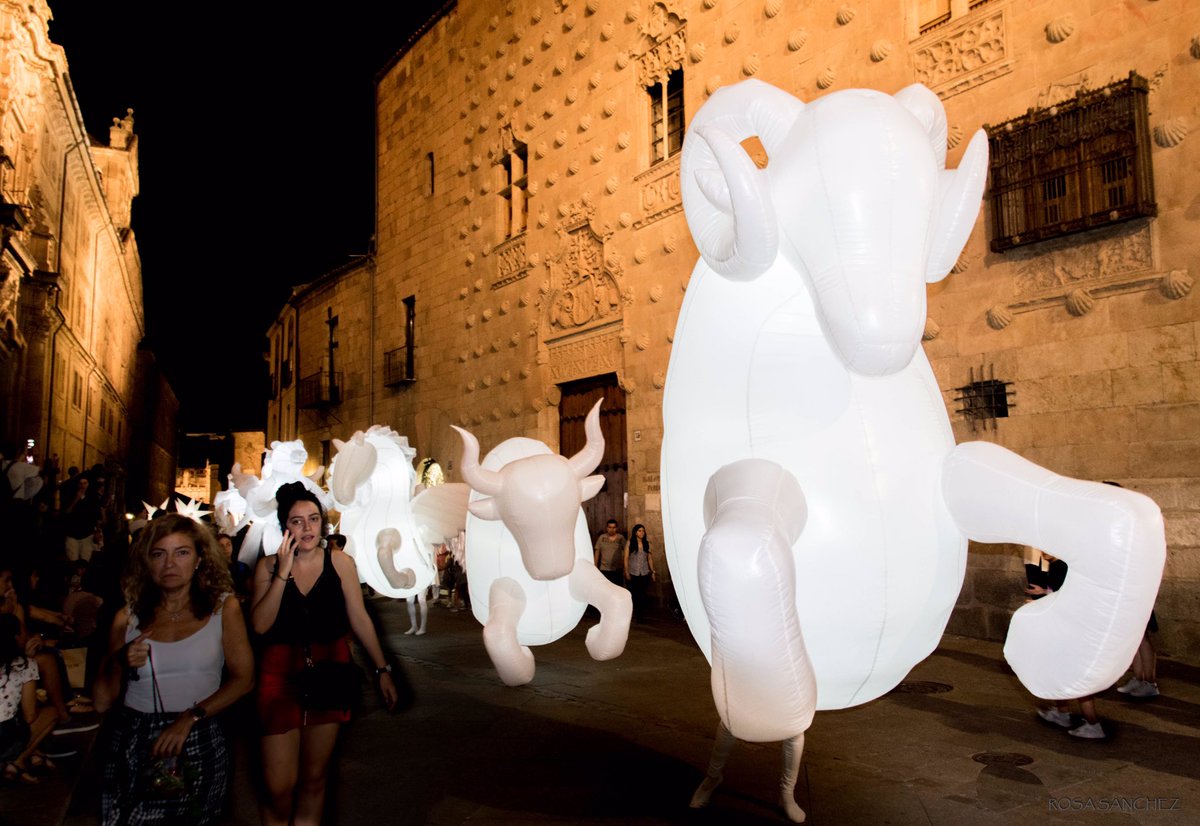 PlanetariumTdC's tweet photo. Esta noche podrás disfrutar del cóctel sensitivo más relajante que puedas imaginar!
#Planetarium en la #22FeriadeTeatro @feriadeteatro 
A partir de las 22:00 desde la Plaza del Castillo.
📷 Rosa Sánchez https://t.co/YmBawTQenD