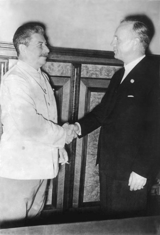 El mundo quedó conmocionado con las noticias de las negociaciones entre el Reich nacionalsocialista y la URSS comunista: el ministro de Asuntos Exteriores de   #Hitler recibido en el Kremlin por el mismísimo   #Stalin.Dos enemigos ideológicos, de pronto aliados.