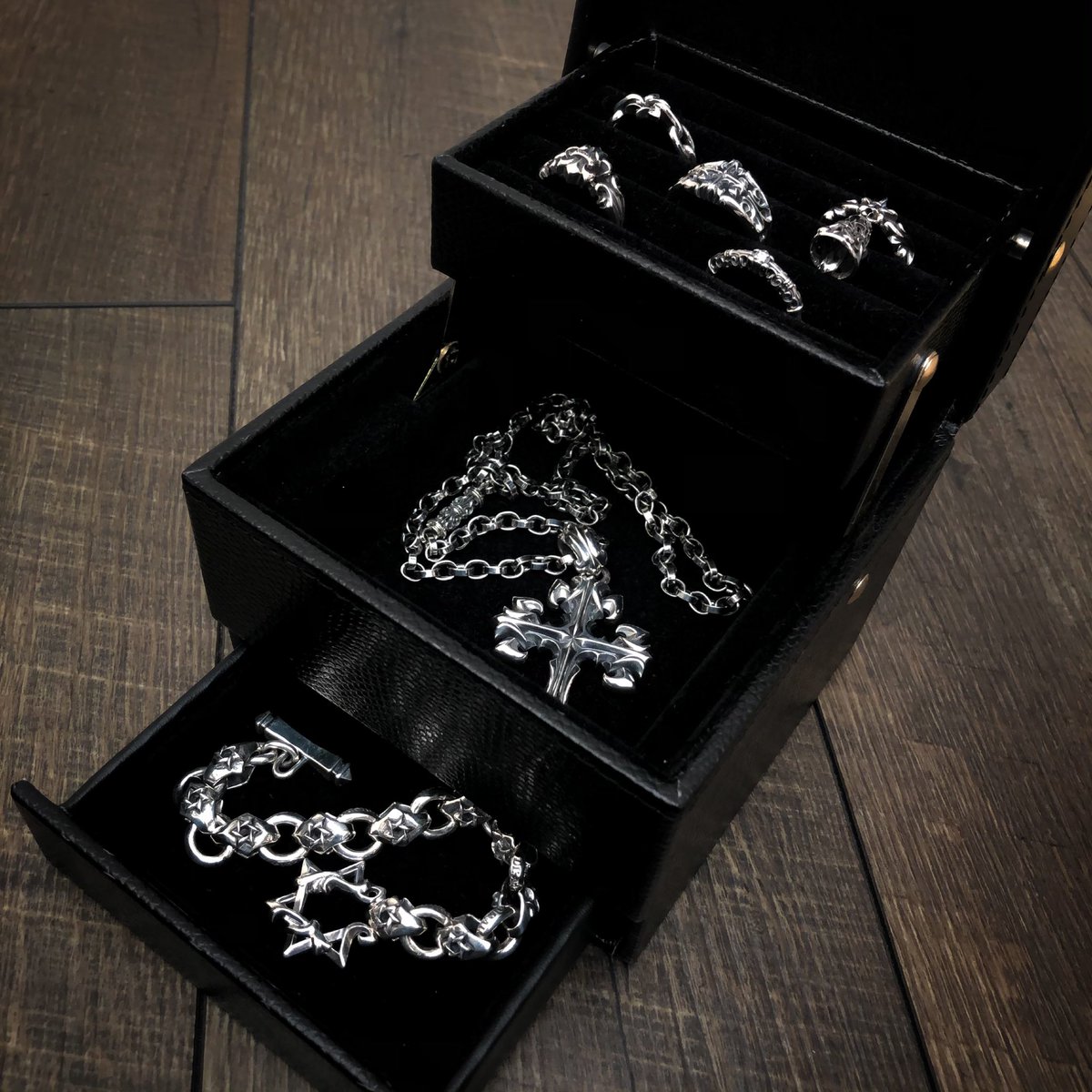 DEALDESIGN925's tweet photo. CORRECTION BOX ¥5,000+tax
#dealdesign #silver925 #silveraccessory #accessory #silveraccessoryshop #accessorybox #box #leather #goods #gift #present
https://t.co/qGHZgx4X6R https://t.co/vzftDYghHl