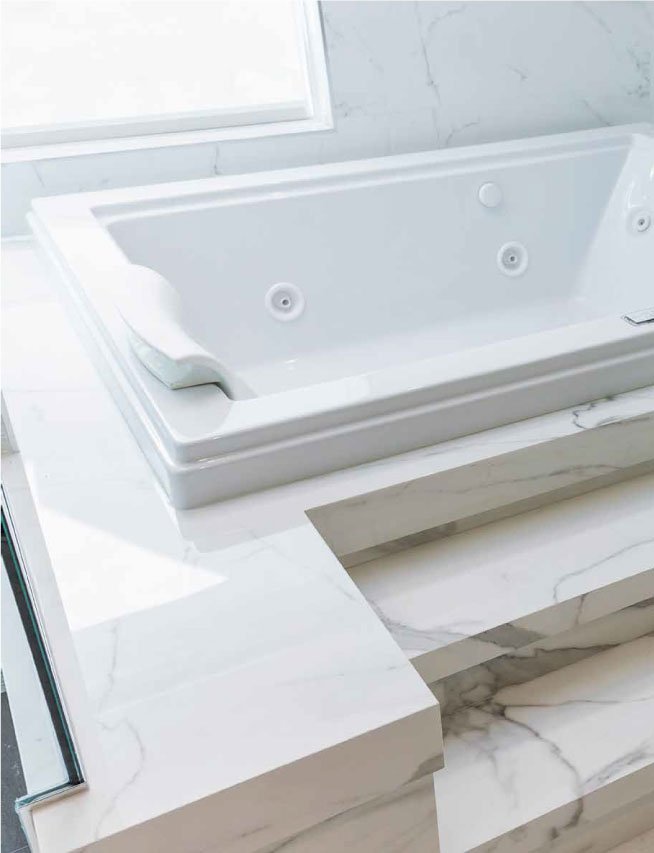 Neolithfrance's tweet photo. Saviez-vous que Neolith® a un taux d’imperméabilité proche de zéro ? Il s’agit d’un matériau idéal pour les espaces étant en contact permanent avec des liquides, comme les salles de bain. Dans le cas présent, le modèle Estatuario E05 a été appliqué sur le sol.
#élégance #design https://t.co/YZCTdWN5cD