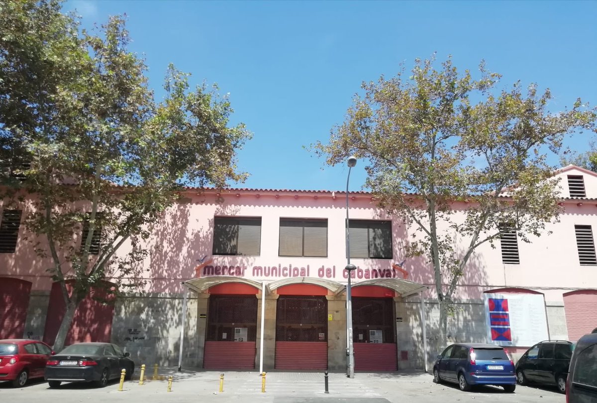 AjuntamentVLC's tweet image. 🍓🥦 Ja saps, dissabte és dia de #mercat i tenim la sort de comptar amb un fum de mercats municipals plens de productes de proximitat, de l’horta 🍆 i de temporada 🍅. Fes la teua llista 📝 i acosta&apos;t al que vulgues o tingues més a prop!