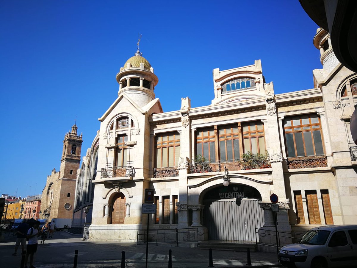 AjuntamentVLC's tweet image. 🍓🥦 Ja saps, dissabte és dia de #mercat i tenim la sort de comptar amb un fum de mercats municipals plens de productes de proximitat, de l’horta 🍆 i de temporada 🍅. Fes la teua llista 📝 i acosta&apos;t al que vulgues o tingues més a prop!