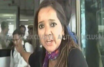 IndiaToday's tweet photo. India Today journalist @mausamii2u manhandled by police at #Srinagar airport.
LIVE Updates: https://t.co/cBwz3S6YVm https://t.co/B7o2yYQOBI