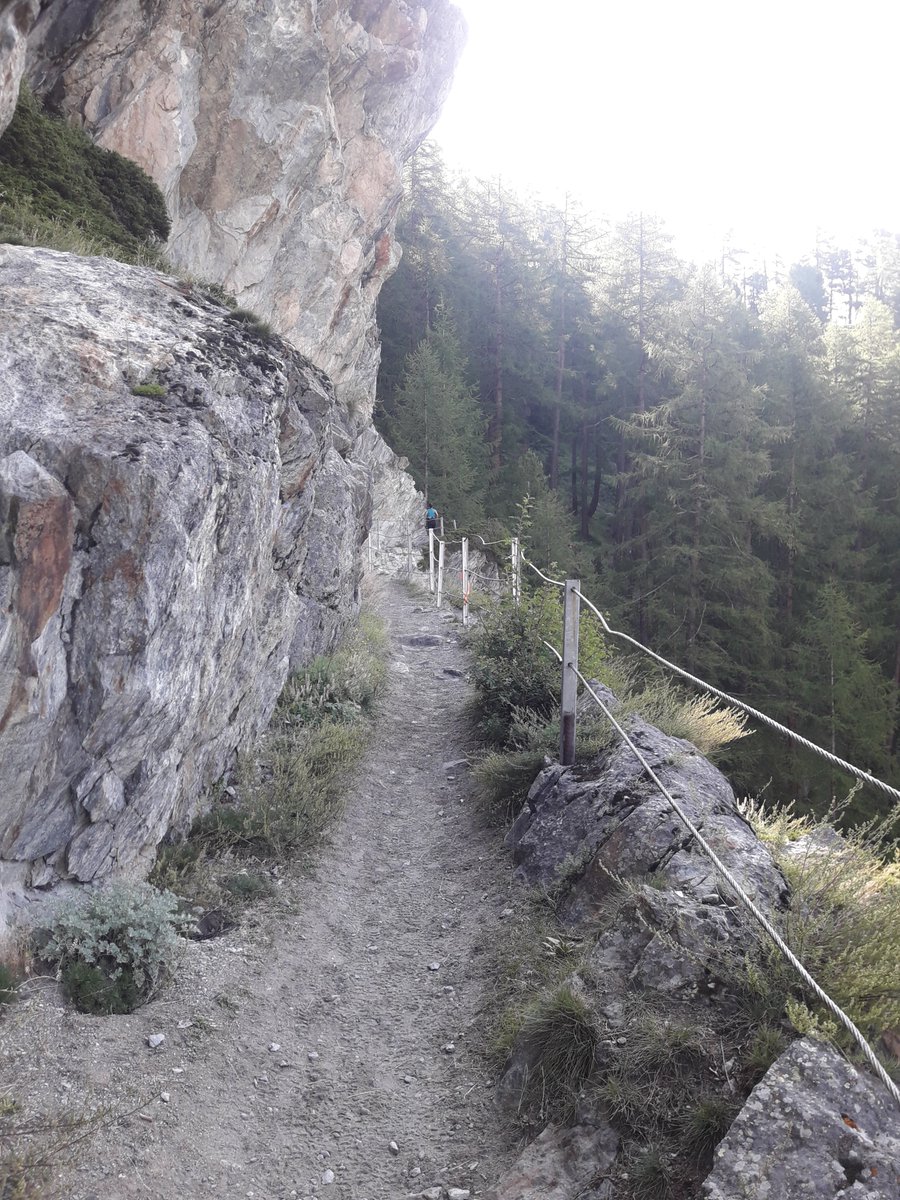 jurgenobbens's tweet photo. Een jaar geleden had ik nog flink last van hoogtevrees. Daarna rustig wat in de bergen getraind. Vandaag loop ik hier #ultratraks #Mattehorn. Nog 10 km naar de top van de trail. Lopen jullie mee? https://t.co/R4gflW7sKy