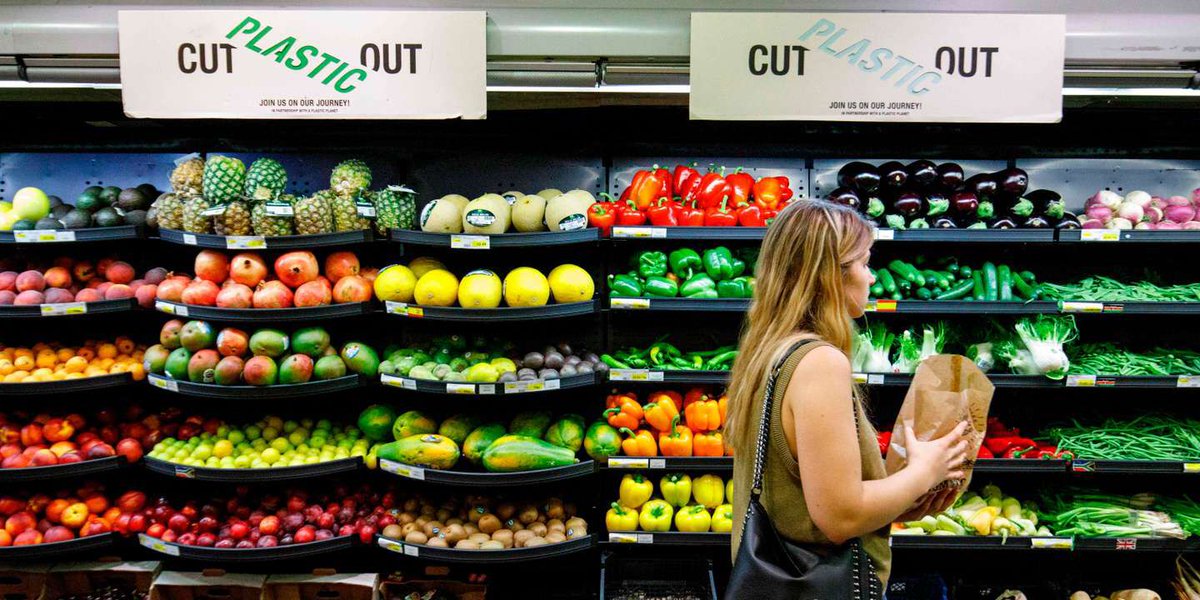 Des légumes « nus », des féculents en #vrac : face à des consommateurs de plus en plus soucieux de l’environnement, des supermarchés britanniques rivalisent pour réduire l’emballage #plastique dans leurs rayons. Le #retail évolue ! 👍

buff.ly/2L8UjNK