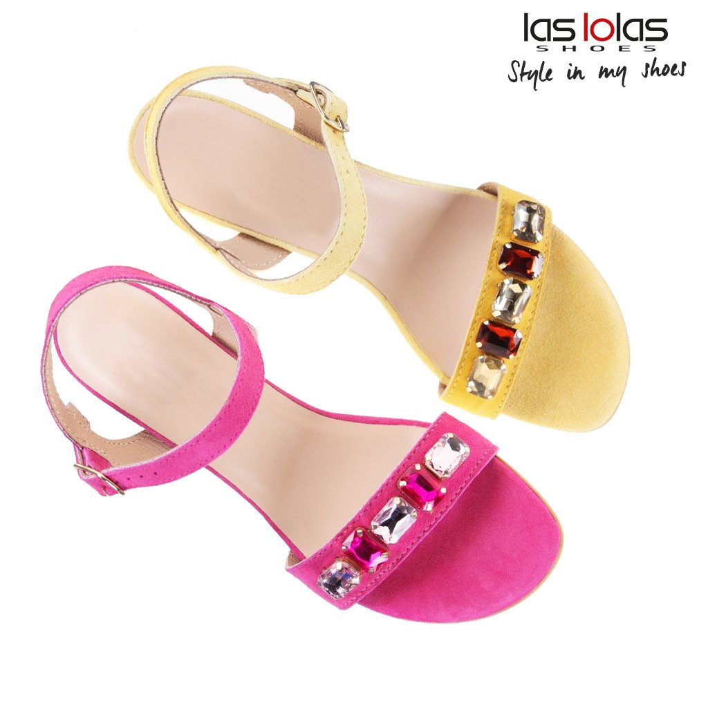 Shine Summer 💎
#LasLolasShoes #MyLolasStyle #Sandal #MustHave #Trends
.
. 👉mtr.cool/rsroyoxyzh
.
#WomanShoes #sandals #glam #flatsandal #sandals #jewelshoe #sandalias #luxuryshoes #luxurybrand #shoeaddict #shoelover #shoesoftheday #womanstyleguide #womanstyle #trendy