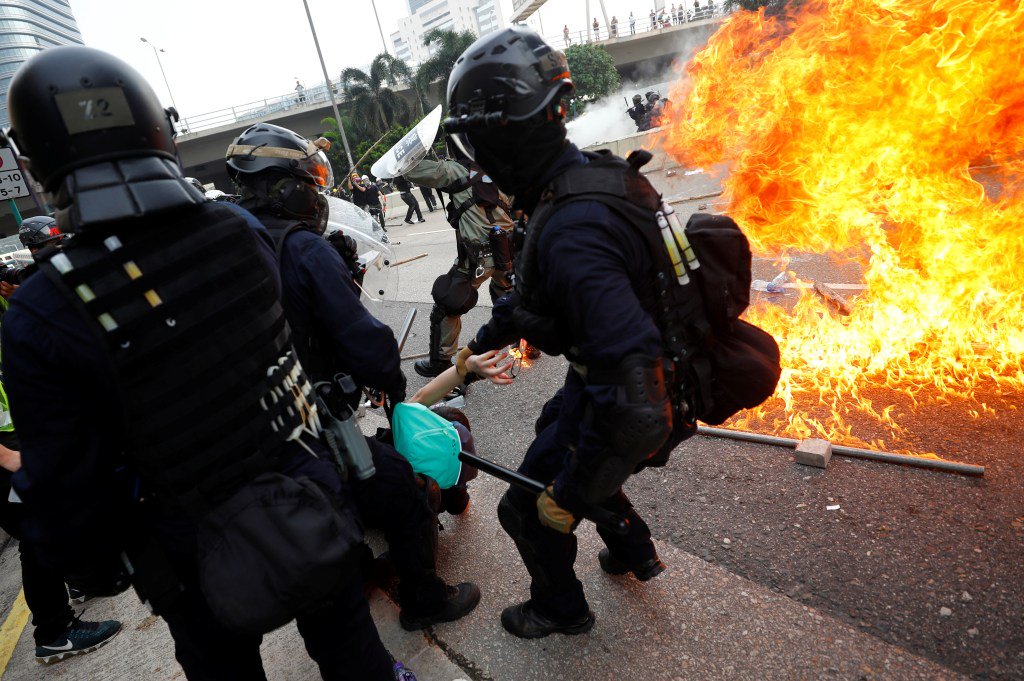 feedmenews_site's tweet photo. Consulate worker freed but masked police battle protests in Hong Kong https://t.co/2Nm9fjxZrf https://t.co/A5rTJeeLxi