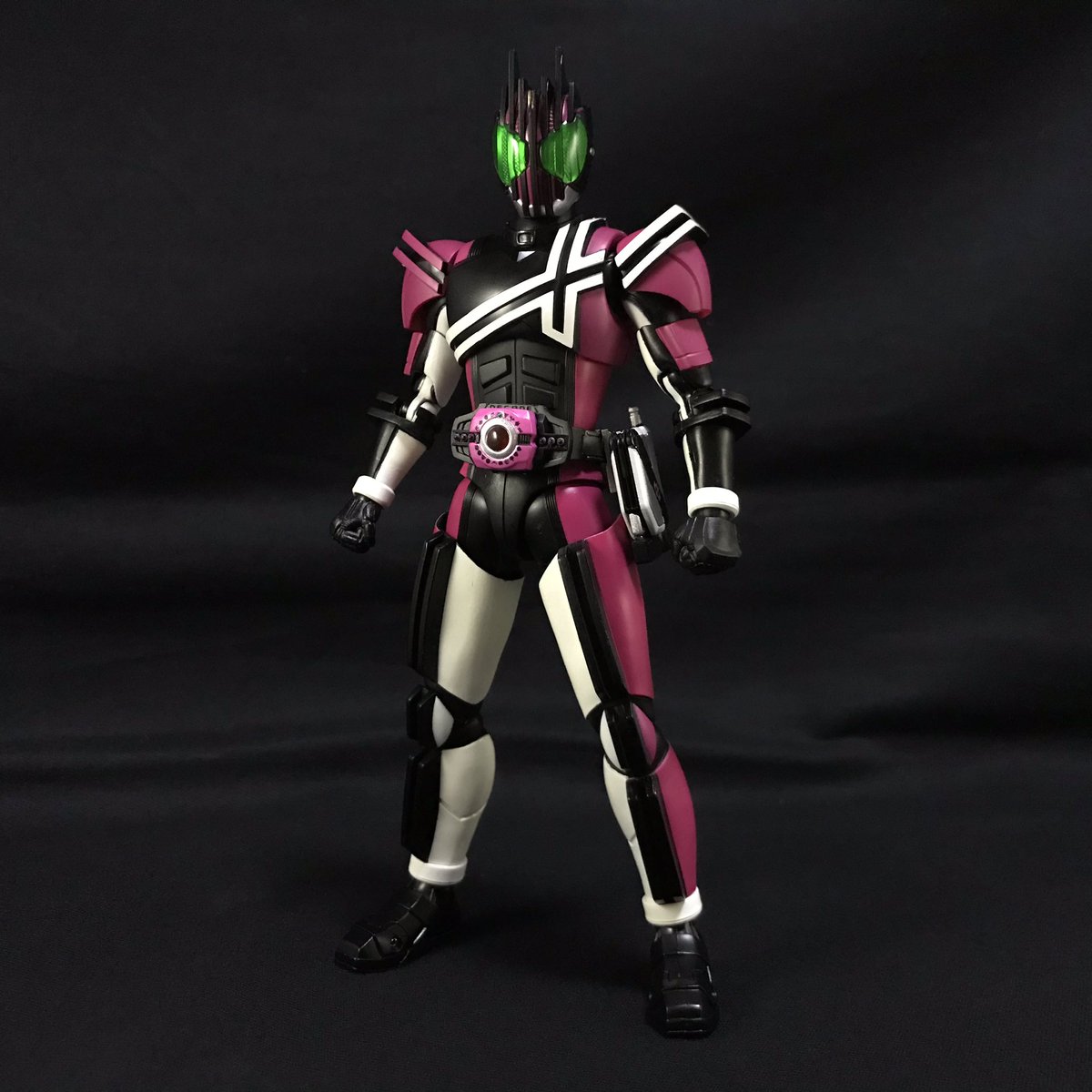 こうじ 劇場版トリガー3 19舞台挨拶 S H Figuarts 真骨彫製法 仮面ライダーディケイド ネオディケイドライバー Ver 本編は未視聴ながら デザインが好きなので購入 白ベルトの方は持っていないが パーツ的に複製できそう 付属のカードは無くすのが