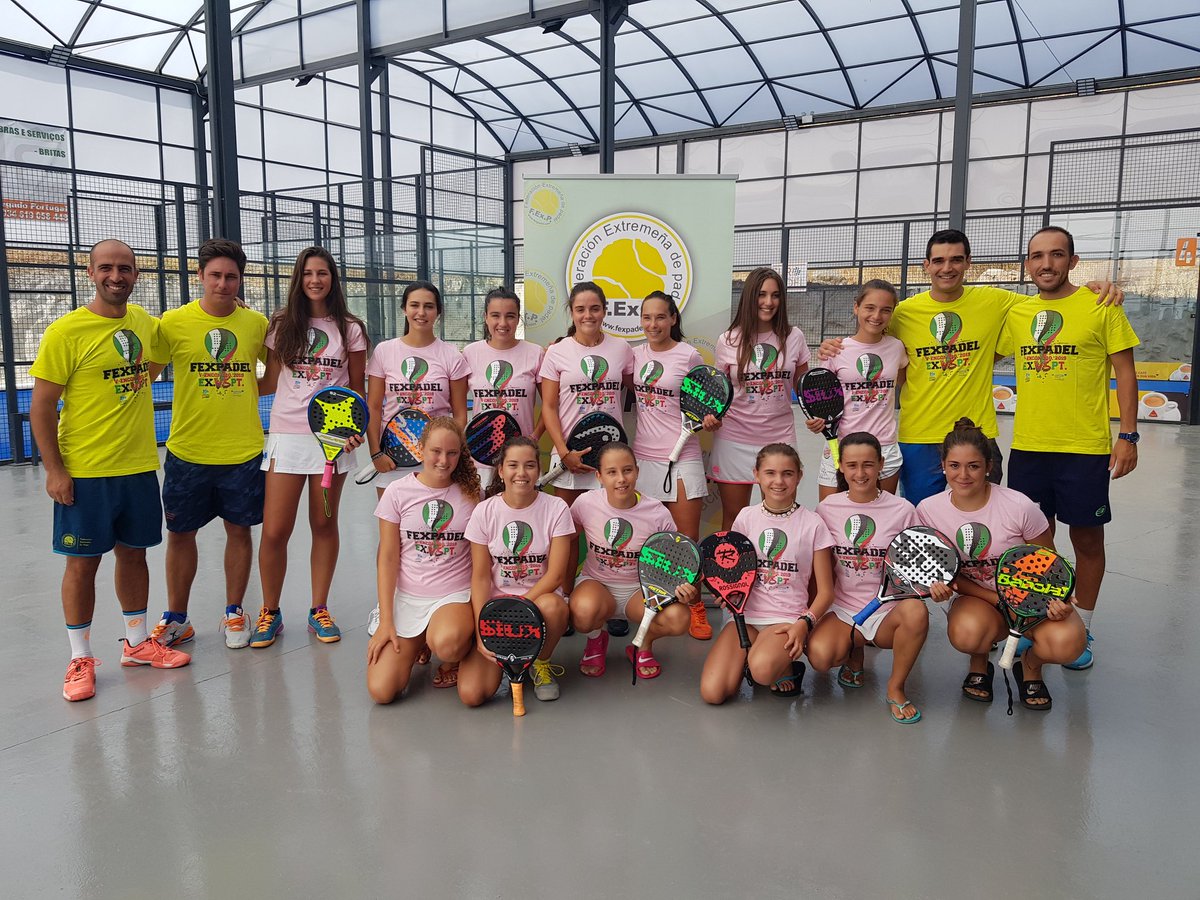 fexpadel's tweet photo. Sesión fotográfica de las selecciones fexpadel en @europadelelvas a las 12 h España comenzamos @DXTextremadura @JuntaEx_Cultura @DepExtremadura https://t.co/9CCx03n6Yz