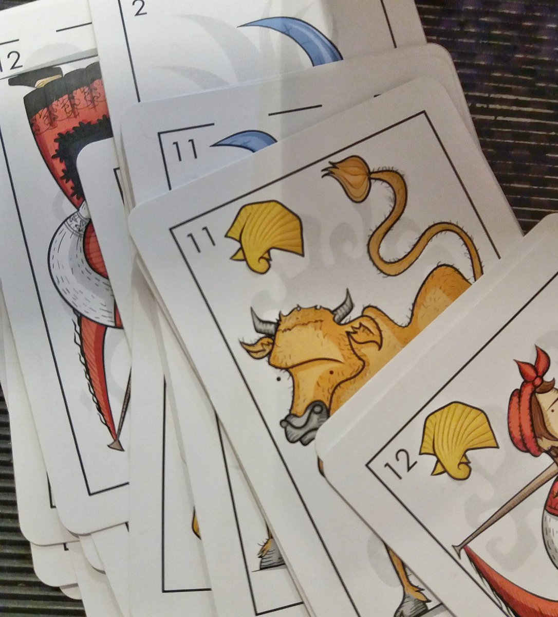 Buenos días #Galicialovers 😍😍😍 Empezamos la mañana con una novedad que nos llena de entusiasmo!! Somos el Punto de venta en #Pontevedra de la BARALLA GALEGA. Una baraja con figuras femeninas, pimientos de padrón y vieiras con las ilustraciones de Alejandro Mosquera.