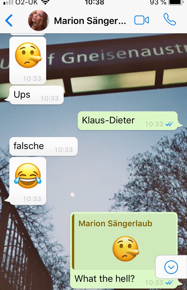 _alexfuture's tweet photo. Verdrücken sich eure Eltern auch ständig bei den Emojis?
#smartparents #smarterphone #könnsemirmalnebrillereichen https://t.co/9jkkMtx4q1