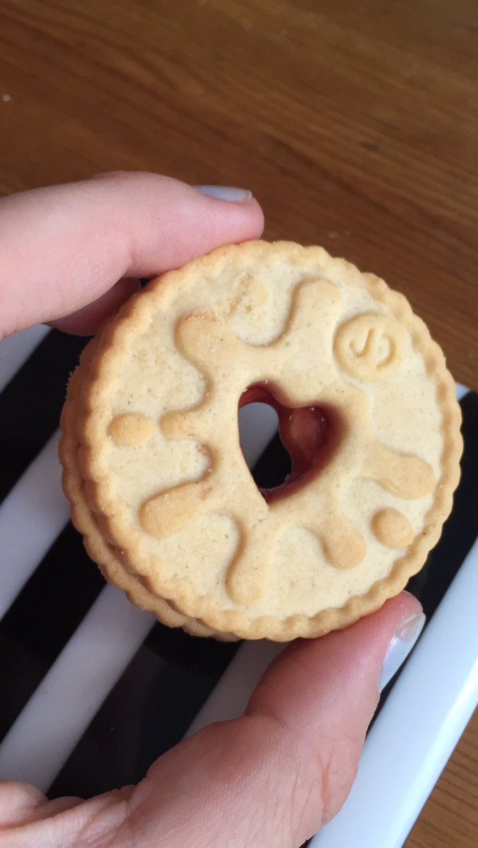What happened <a href="/BurtonsBiscuits/">Burton's Biscuit Co</a>?Double tops. where’s my jam? #jammiedodgers