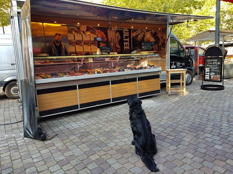 Klant bij marktslager Ultee zit al 'n half uur te wachten #ijburg #markt #marktleven #lievehond #bestemarktslager