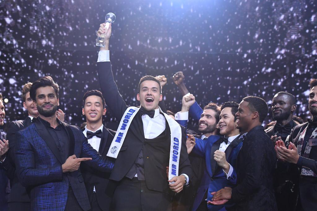 OfficialMrIndia's tweet photo. Mr World 2016, #RohitKhandelwal sashed Jack Heslewood on winning Mr World 2019. @MrWorldEngland
#mrworld2016 #mrworld2019 #mrengland2019 https://t.co/vwb8hTiWyS