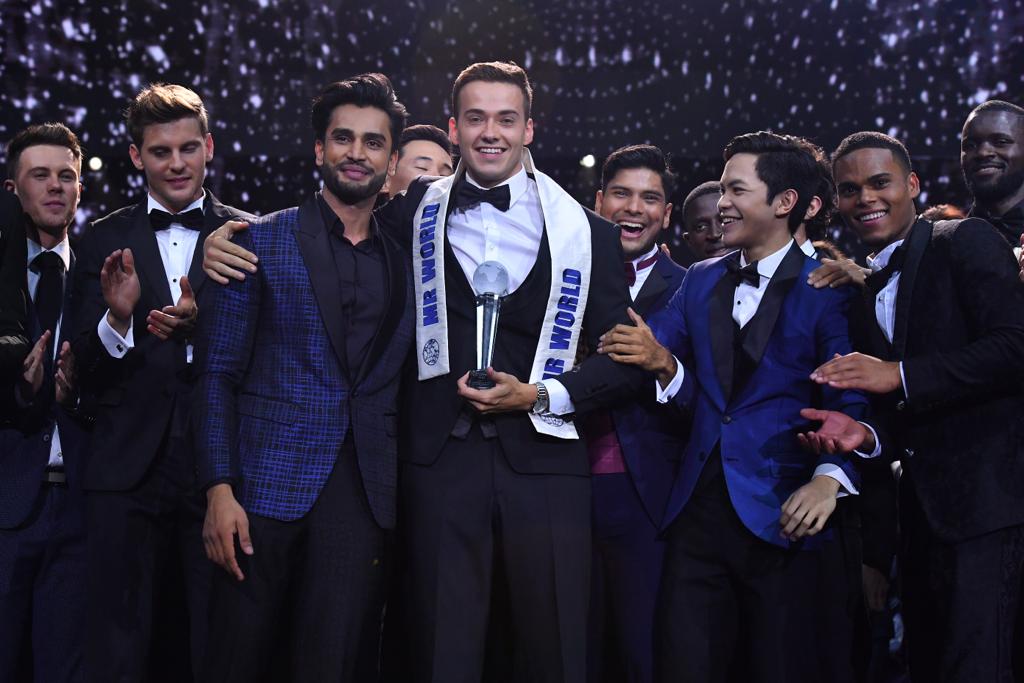 OfficialMrIndia's tweet photo. Mr World 2016, #RohitKhandelwal sashed Jack Heslewood on winning Mr World 2019. @MrWorldEngland
#mrworld2016 #mrworld2019 #mrengland2019 https://t.co/vwb8hTiWyS