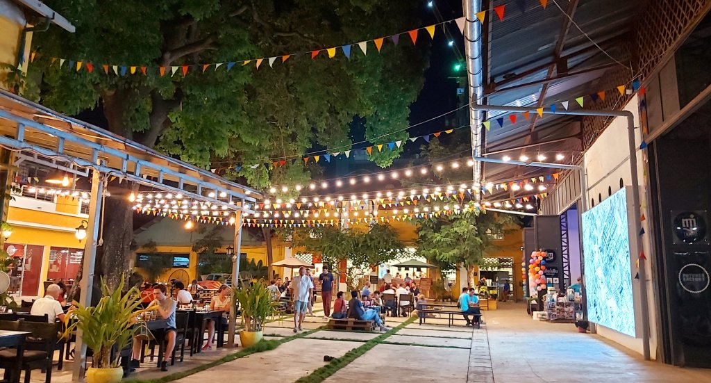 Friends_Intl's tweet photo. #Cambodia 🇰🇭 #PhnomPenh #Saturday - want to #Eat #Shop #Experience &amp; help in #buildingfutures for Cambodian youth? Then head to #FUTURESfactory 215 st.13 near Natl. Museum! THE place, THE space, the 💓of the city! #boldlydifferent #unlimitedcreativity https://t.co/cdQgy90jZk