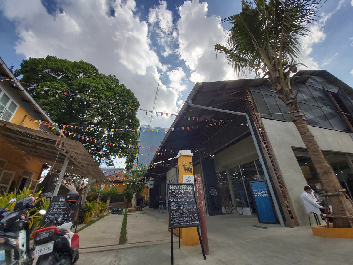 Friends_Intl's tweet photo. #Cambodia 🇰🇭 #PhnomPenh #Saturday - want to #Eat #Shop #Experience &amp; help in #buildingfutures for Cambodian youth? Then head to #FUTURESfactory 215 st.13 near Natl. Museum! THE place, THE space, the 💓of the city! #boldlydifferent #unlimitedcreativity https://t.co/cdQgy90jZk