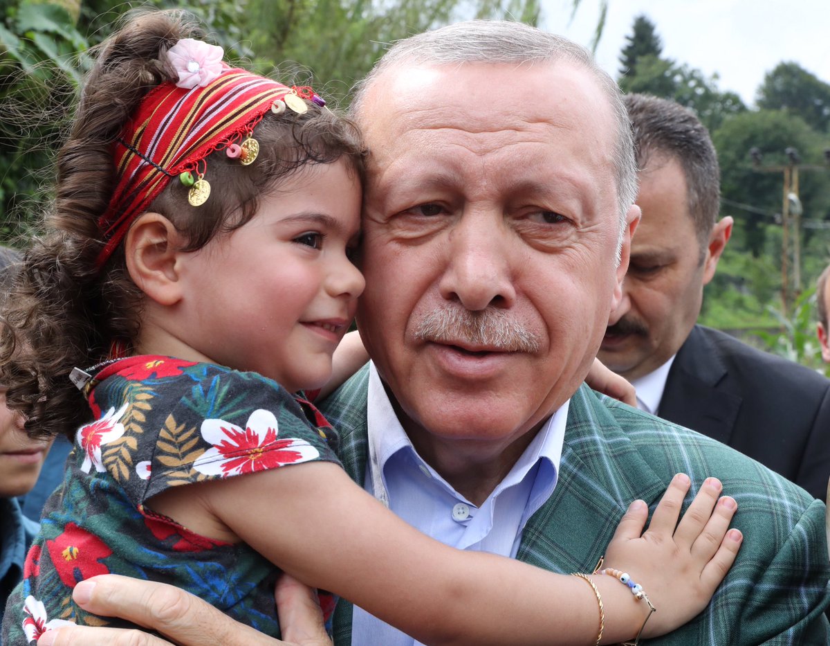 Akparti's tweet photo. Cumhurbaşkanımız Recep Tayyip Erdoğan, Güneysu Merkez Camisi önünde kendisini bekleyen ve sevgi gösterisinde bulunan vatandaşlarla sohbet etti. https://t.co/fqWUkGulT8