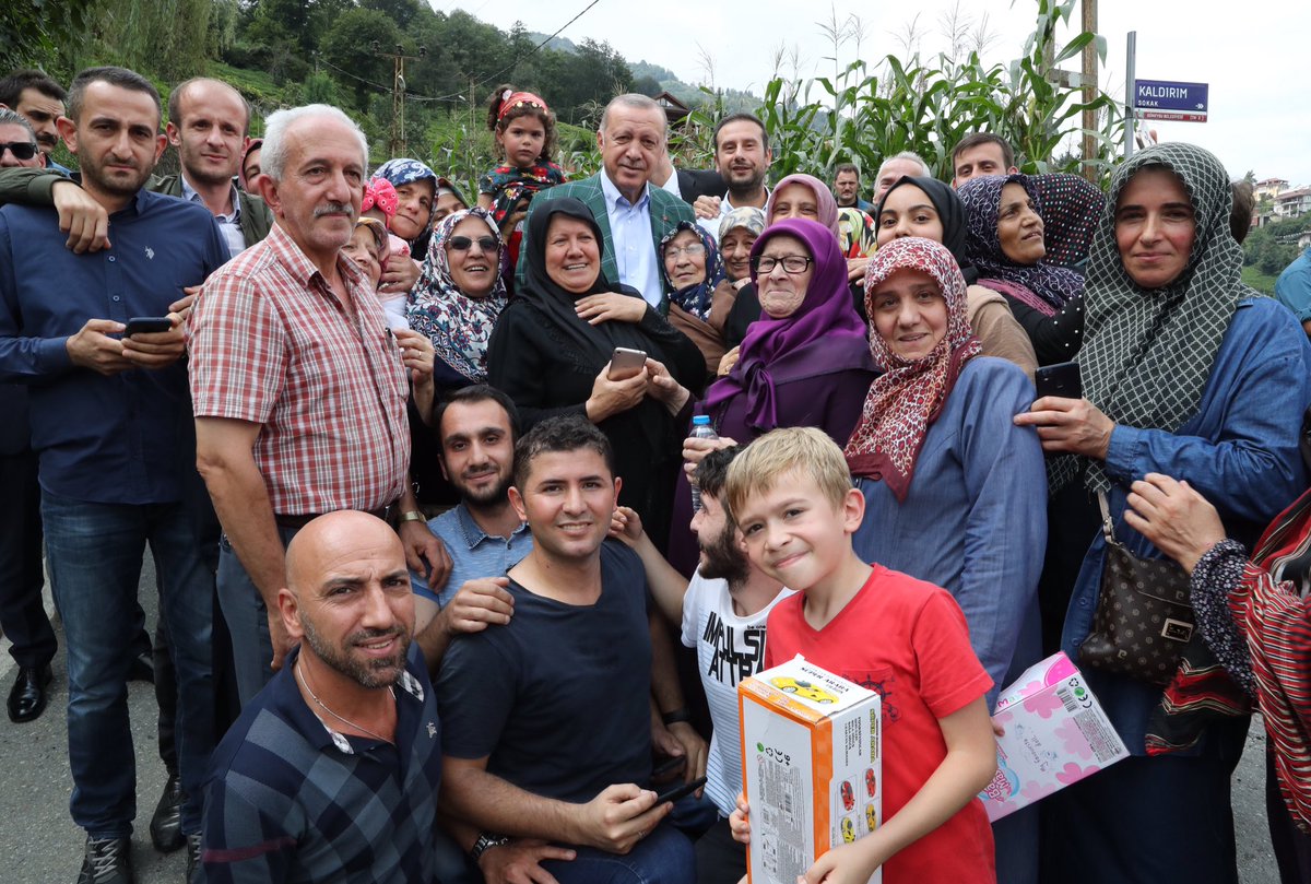 Akparti's tweet photo. Cumhurbaşkanımız Recep Tayyip Erdoğan, Güneysu Merkez Camisi önünde kendisini bekleyen ve sevgi gösterisinde bulunan vatandaşlarla sohbet etti. https://t.co/fqWUkGulT8