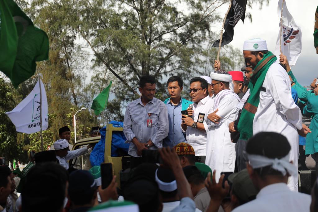 acehkini's tweet photo. Massa yang tergabung dalam Gerakan Umat Bela Ulama menggelar aksi damai bela Ustaz Abdul Somad di halaman Kantor Gubernur Aceh, Banda Aceh, Jumat (23/8). Mereka menyuarakan stop kriminalisasi ulama.
#acehkinifoto https://t.co/M9jlXjnOSY